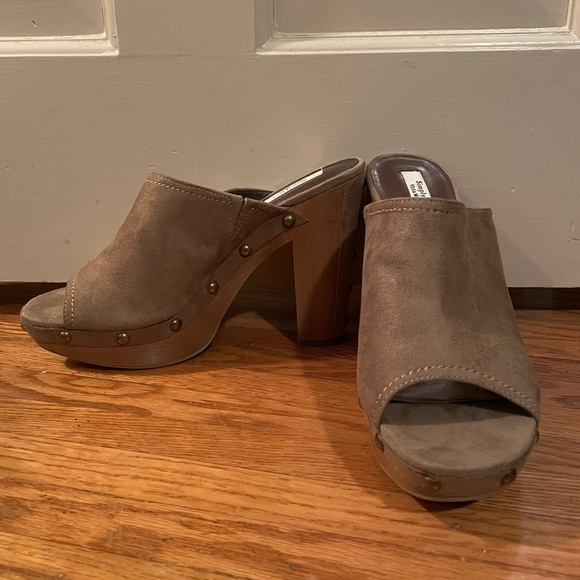 vera wang suede with embellishments and wooden chunky heel - Picture 1 of 3